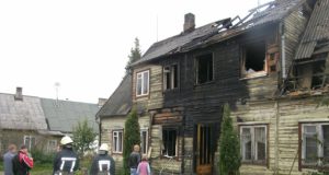 Ugnies suniokotas  daugiabutis paženklintas baisia tragedija – penkių žmonių žūtimi. Tokio tragiško gaisro rajone nebuvo kelis dešimtmečius. A.Minkevičienės nuotr.
