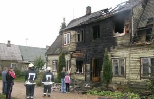 Tragiškame gaisre žuvo penki žmonės Ugnies suniokotas daugiabutis paženklintas baisia tragedija – penkių žmonių žūtimi. Tokio tragiško gaisro rajone nebuvo kelis dešimtmečius. A.Minkevičienės nuotr.