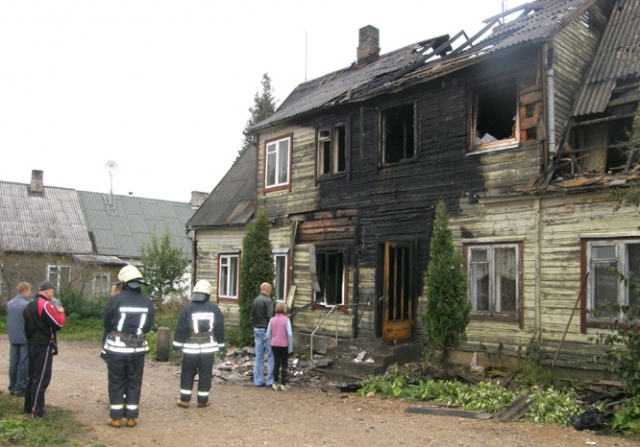 Ugnies suniokotas daugiabutis paženklintas baisia tragedija – penkių žmonių žūtimi. Tokio tragiško gaisro rajone nebuvo kelis dešimtmečius. A.Minkevičienės nuotr. Ugnies suniokotas daugiabutis paženklintas baisia tragedija – penkių žmonių žūtimi. Tokio tragiško gaisro rajone nebuvo kelis dešimtmečius. A.Minkevičienės nuotr.