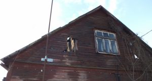 Pirmadienį išvengta miško gaisro. Ugniagesiai gelbėtojai  prie Prūselių žvyro karjero laiku spėjo užgesinti spygliuočių masyvo link vėjo bloškiamą ugnį. A.Minkevičienės nuotr.