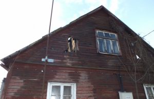 Pirmadienį išvengta miško gaisro. Ugniagesiai gelbėtojai  prie Prūselių žvyro karjero laiku spėjo užgesinti spygliuočių masyvo link vėjo bloškiamą ugnį. A.Minkevičienės nuotr.