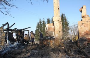 Gaisravietėje susirinkę Bagdoniškio gyventojai bandė atjungti sudegusio namo vandentiekio sistemą. D.Zibolienės nuotr.