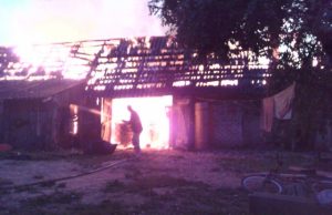 Ugnis nuniokojo ūkinį pastatą.