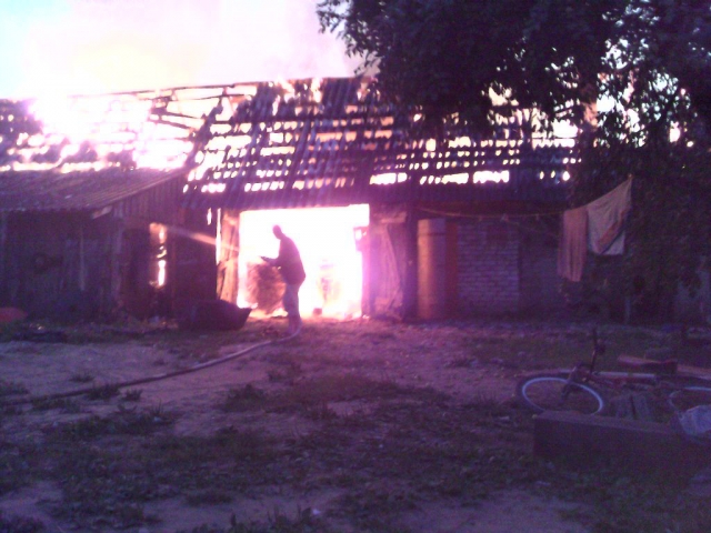 Ugnis nuniokojo ūkinį pastatą.