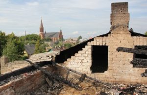 Ugnis sunaikino dalį Respublikos gatvės negyvenamo namo