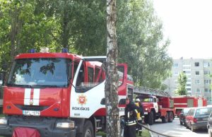 Gaisras daugiabutyje sukėlė gyventojų paniką Gesinti gaisro atskubėjo net trys ugniagesių mašinos