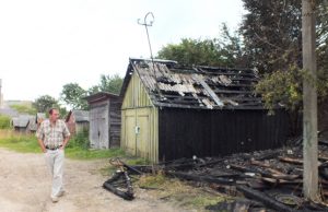 Gaisras kilo Juodupės miestelio garažų komplekse. A.Minkevičienės nuotr.