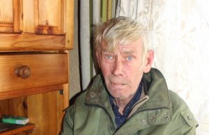 Gaisrą keturbutyje sukėlė smilkusi cigaretė (ATNAUJINTA) Su smilkstančia cigarete užsnūdęs Jonas Kanopa sukėlė gaisrą. D. Zibolienės nuotr.