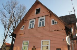 Per gaisrą apdegė medinis stogelis