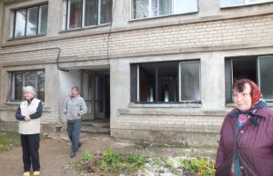 Pražūtingi gaisrai šienauja miestelius ir kaimus Tragedijos išgąsdinti daugiabučio gyventojai dėkingi Jonui Daugelei (centre). Jei naktį jis nebūtų pajutęs dūmų