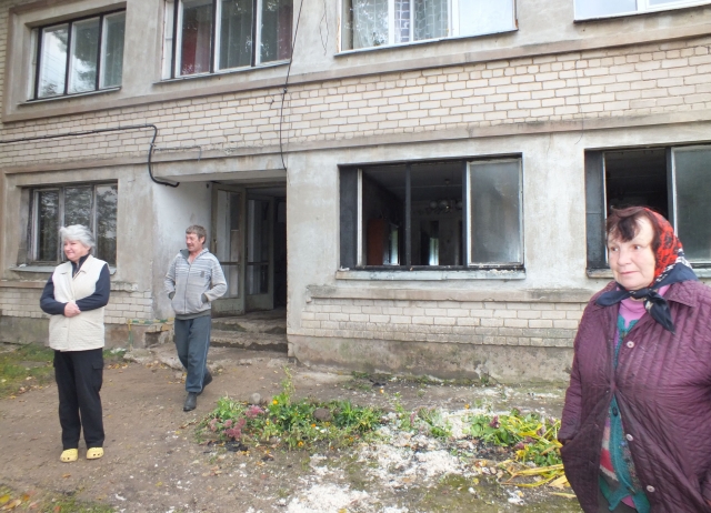 Tragedijos išgąsdinti daugiabučio gyventojai dėkingi Jonui Daugelei (centre). Jei naktį jis nebūtų pajutęs dūmų
