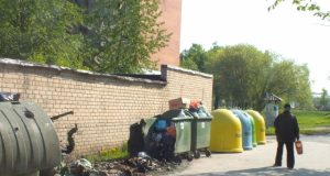 Prie Jaunystės gatvės garažų supleškinti keturi konteineriai. A.Minkevičienės nuotr.