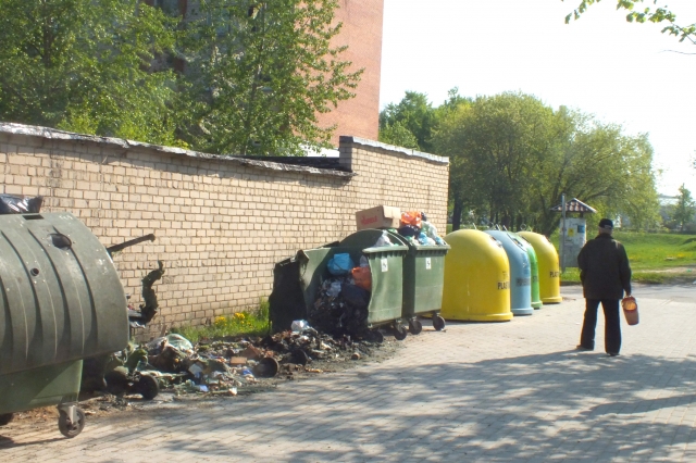 Prie Jaunystės gatvės garažų supleškinti keturi konteineriai. A.Minkevičienės nuotr.