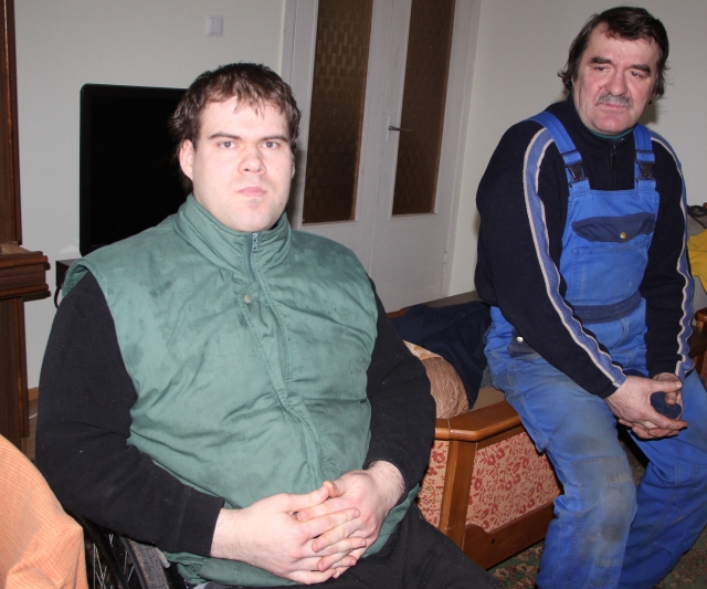 Robertas Balčiūnas (dešinėje) su sūnumi Antanu prisiminė gaisrą