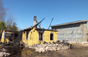 Medinuką suniokojęs gaisras kėlė didelę grėsmę ir kaimynystėje statomam naujam namui. A.Minkevičienės nuotr.