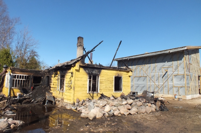 Medinuką suniokojęs gaisras kėlė didelę grėsmę ir kaimynystėje statomam naujam namui. A.Minkevičienės nuotr.