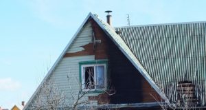 Per gaisrą stipriai nukentėjo gražiai tvarkoma sentikių šventiko sodyba.  A.Minkevičienės nuotr.