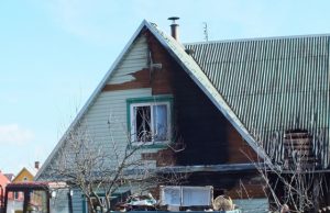 Per gaisrą stipriai nukentėjo gražiai tvarkoma sentikių šventiko sodyba.  A.Minkevičienės nuotr.