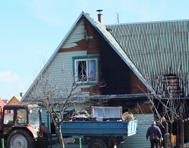 Per gaisrą stipriai nukentėjo gražiai tvarkoma sentikių šventiko sodyba.  A.Minkevičienės nuotr.
