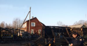 Ugnis A.Strazdelio gatvėje prarijo žmonių turtą. A.Minkevičienės nuotr.