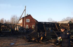 Ugnis A.Strazdelio gatvėje prarijo žmonių turtą. A.Minkevičienės nuotr.