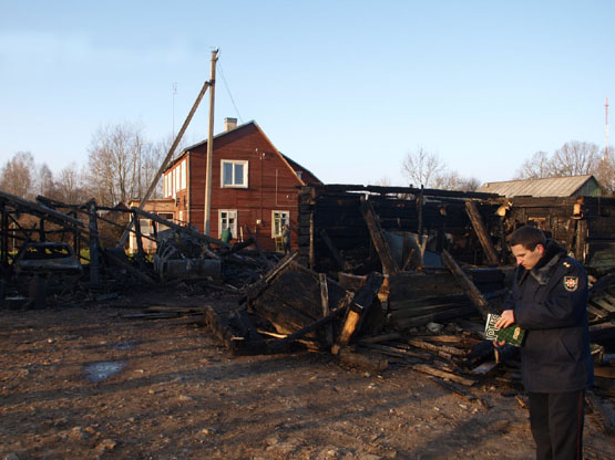 Ugnis A.Strazdelio gatvėje prarijo žmonių turtą. A.Minkevičienės nuotr.