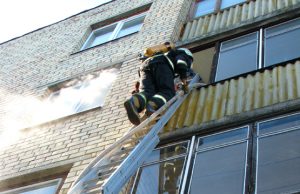 Svylantis puodas grėsė nelaime Ugniagesiai per balkoną pateko į Vilniaus g. 12A namo butą. N.Byčkovskio nuotr.