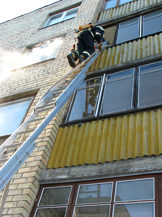 Ugniagesiai per balkoną pateko  į Vilniaus g. 12A namo butą. N.Byčkovskio nuotr.