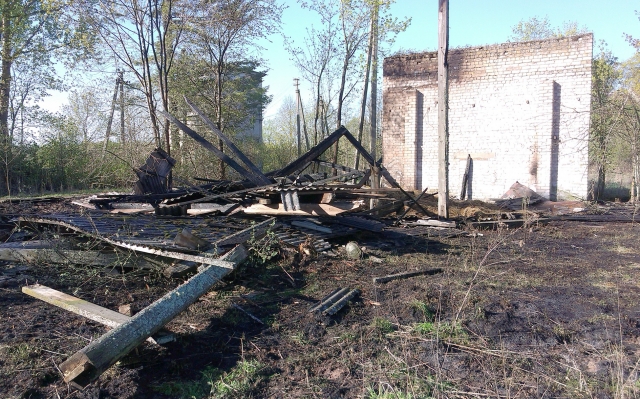 Iki pamatų sudegė tvartas Šetekšnose. Rokiškio PGT archyvo nuotr.