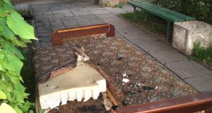 Gyventojo neatsargus rūkymas lovoje vidurnaktyje sukėlė pavojingą gaisrą Aukštaičių gatvės daugiabutyje.  E.Majausko nuotr.