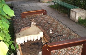 Gyventojo neatsargus rūkymas lovoje vidurnaktyje sukėlė pavojingą gaisrą Aukštaičių gatvės daugiabutyje.  E.Majausko nuotr.