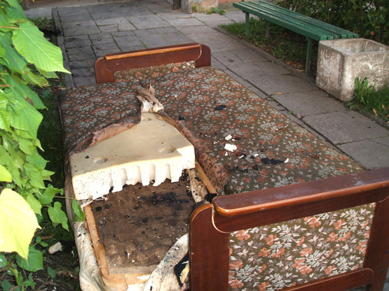 Gyventojo neatsargus rūkymas lovoje vidurnaktyje sukėlė pavojingą gaisrą Aukštaičių gatvės daugiabutyje.  E.Majausko nuotr.