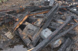 Iš ūkinio pastato teliko rąstai. Sudegė „Audi“, apdegė BMW ir priekaba