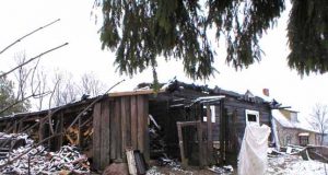 Piktadaris darbščios šeimos ūkinį pastatą pavertė degėsių krūva. A.Miškinio nuotr.