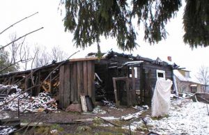 Sudegino ūkinį pastatą Piktadaris darbščios šeimos ūkinį pastatą pavertė degėsių krūva. A.Miškinio nuotr.