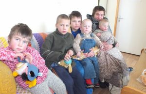 Iš sudegusio buto atvežti šoką patyrę vaikai seniūnijoje nusiramino tik tada