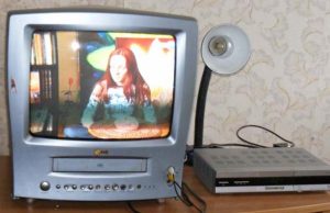 “Dovanai“ gautas skaitmeninės televizijos priedėlis rokiškėnei Nijolei per trejus sutarties su bendrove “Teo Lt“ metus arba sutarties netesybų atveju atsieitų nei daug nei mažai – beveik 600 Lt. A.Puteikytės nuotr.