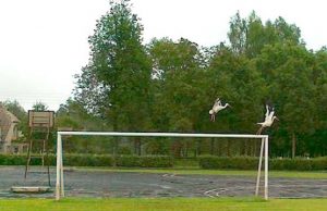 Prieš rungtynes stadioną aplankė gandrai Rokiškio futbolo klubo vadovas Erikas Gaigalas spėjo nufotografuoti gandrus.