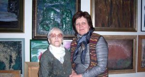 Kraštietė dailininkė J.Čeičytė su Krašto muziejaus direktore Nijole Šniokiene. Rokiškio krašto muziejaus archyvo nuotr.