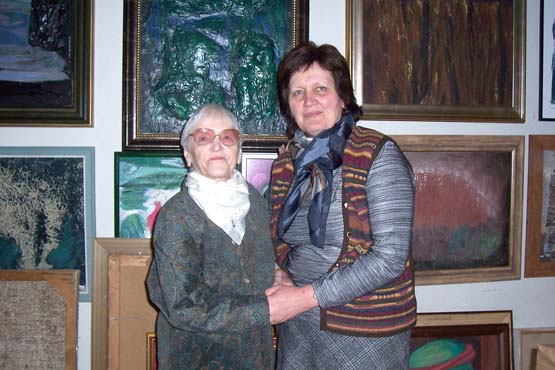 Kraštietė dailininkė J.Čeičytė su Krašto muziejaus direktore Nijole Šniokiene. Rokiškio krašto muziejaus archyvo nuotr.