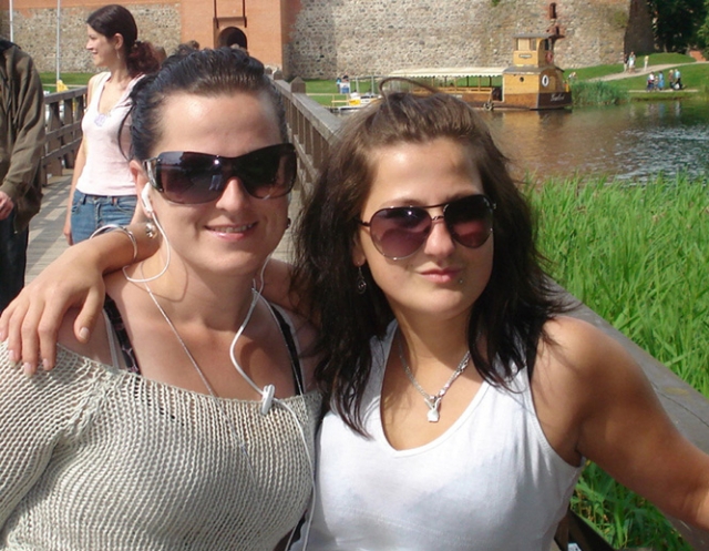 Nuo gimimo vos girdinčios Jurgita (kairėje) ir Edita Garbonytės likimo nekeiksnoja - jos daug keliauja Nuo gimimo vos girdinčios Jurgita (kairėje) ir Edita Garbonytės likimo nekeiksnoja - jos daug keliauja