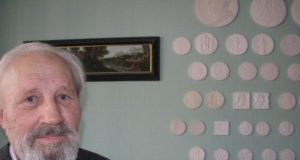 Ženklus „Už nuopelnus Rokiškio krašto kultūrai“ sukūrė Petras Henrikas Garška.