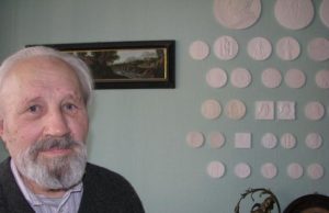 Ženklus „Už nuopelnus Rokiškio krašto kultūrai“ sukūrė Petras Henrikas Garška.