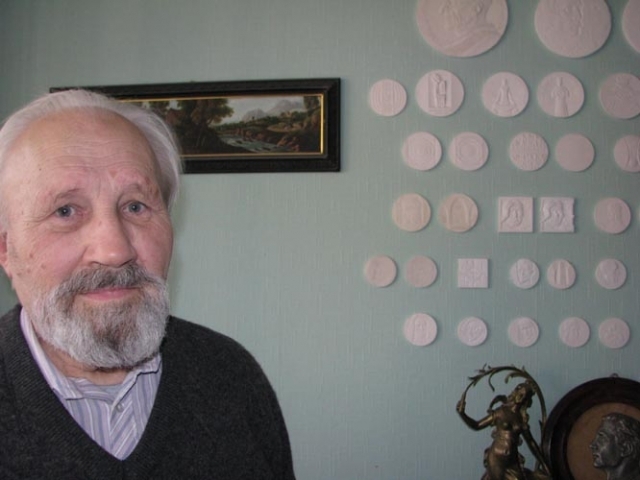 Ženklus „Už nuopelnus Rokiškio krašto kultūrai“ sukūrė Petras Henrikas Garška.