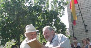 Skulptorius Vidmantas Zakarka (dešinėje) prisipažino