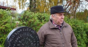 V.Gasiūno sodyboje - paminklas seniausiam Europos raštui. R.Milaknienės nuotr.