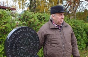 V.Gasiūno sodyboje - paminklas seniausiam Europos raštui. R.Milaknienės nuotr.