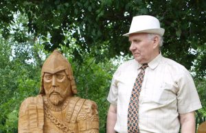 V.Gasiūnas - prie paminklo kunigaikščiui Gediminui. G.Dūdos nuotr.