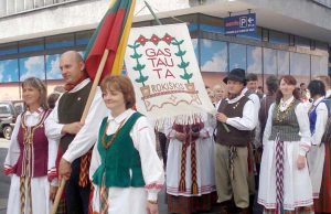 Būsime turtingesni liaudies drabužių, instrumentų ir bendravimo Be „Gastautos“ neapseina nė viena liaudiška šventė Rokiškyje. D.Zibolienės nuotr.