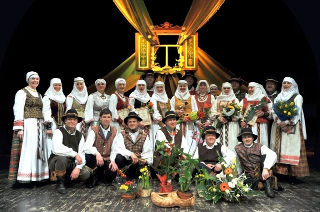 Pasipuošę ir šventiškai nusiteikę gastautiečiai linki malonaus penktadienio vakaro . Kolektyvo archyvo nuotr.